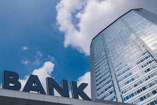 6 ngân hàng lọt Top 10 các Công ty Đại chúng uy tín và hiệu quả năm 2023