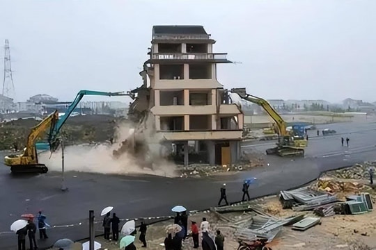 Căn biệt thự nằm giữa đại lộ 14 năm, gia chủ chịu khói bụi, tiếng ồn vẫn quyết không rời đi vì đòi đền bù 331 tỷ đồng với 6 ngôi nhà: Cái kết thật bất ngờ