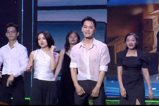 Mặc áo trắng nhảy "dưới mưa", Chủ tịch ACB - Trần Hùng Huy trở thành chủ đề âm nhạc hot nhất MXH: Vượt qua Rap Việt, lượng thảo luận ngang ngửa Sơn Tùng M-TP