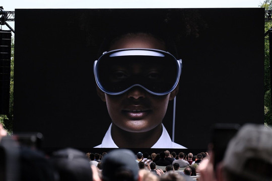 Apple ra mắt kính thực tế ảo Vision Pro: Thiết kế tương lai, bỏ xa các đối thủ về công nghệ, giá tại Việt Nam có thể gần 100 triệu
