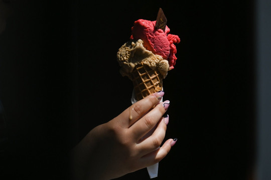 Cơn khát ‘đường’ của châu Âu: Mùa hè buồn với những người dân thích ăn kem