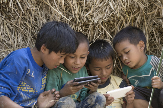 6 triệu trẻ em miền quê Trung Quốc bị bỏ lại với cơn nghiện smartphone