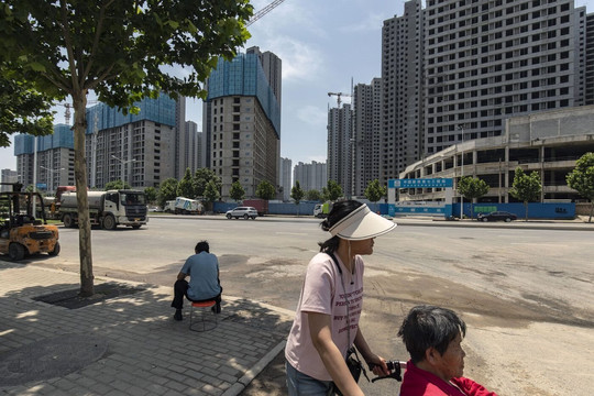 Trung Quốc bất ngờ hạ lãi suất, sắp tung gói kích thích 'khổng lồ' để cứu ngành bất động sản, vực dậy nền kinh tế 