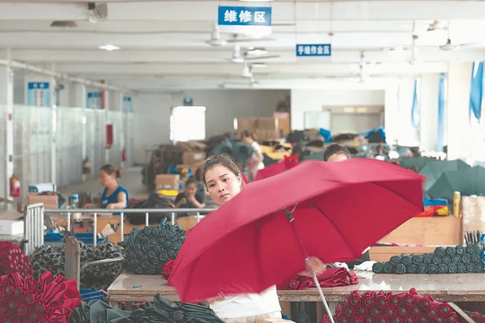 Không được vào hội chợ, doanh nhân Trung Quốc "ôm hàng" đợi ở cửa: Biến vật cầm tay thông dụng thành ngành công nghiệp tiền tỷ