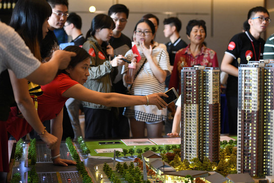 'Nhà rẻ như rau': 730 triệu đồng mua được 12 căn hộ, giới đầu cơ Trung Quốc cầm tiền mua bất động sản không khác gì 'đi chợ' 