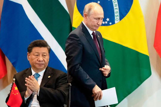 Trớ trêu ngân hàng Trung Quốc và BRICS tạo ra để thách thức đồng USD nay lại… thiếu USD trầm trọng