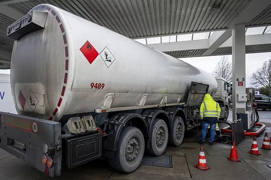 1 năm sau tuyên bố "cai nghiện" nhiên liệu Nga: EU cắt 90% đơn hàng nhưng vẫn phải nhập 10%  vì "bất đắc dĩ"?