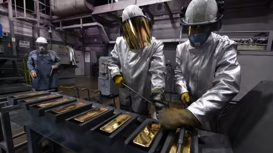 Độc lạ bán vàng: Một quốc gia châu Á trang bị máy bán vàng tự động do nhu cầu tăng cao, mua vàng giờ nhanh như mua 1 chai nước
