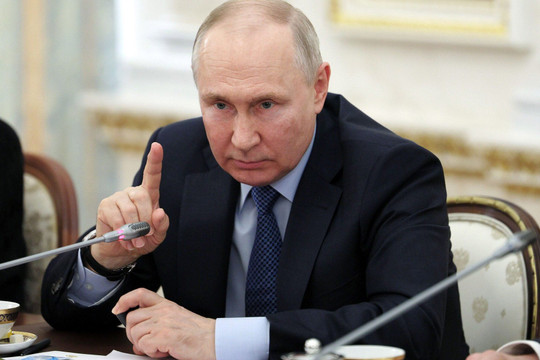 FT: Ông Putin bí mật giáng đòn lên tài sản của phương Tây, chiêu "cây gậy và củ cà rốt" bắt đầu