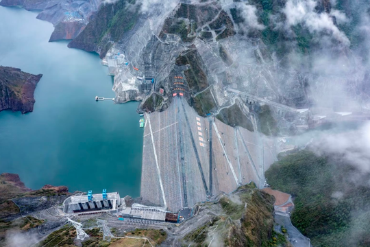 Trung Quốc chính thức vận hành nhà máy quang-thuỷ điện lớn nhất thế giới: Tạo ra 2 tỷ kWh điện/năm, nằm trên độ cao gần 5.000 mét, cung cấp năng lượng cho 700.000 hộ gia đình 