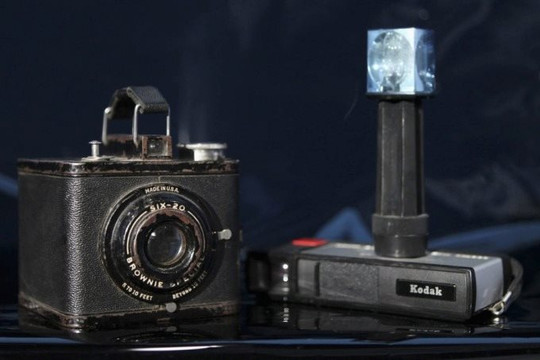 'Biểu tượng Mỹ' Kodak sụp đổ: Từ ông hoàng máy ảnh thành hãng sản xuất thuốc, chịu thua Sony, Canon dù là người tiên phong đi trước