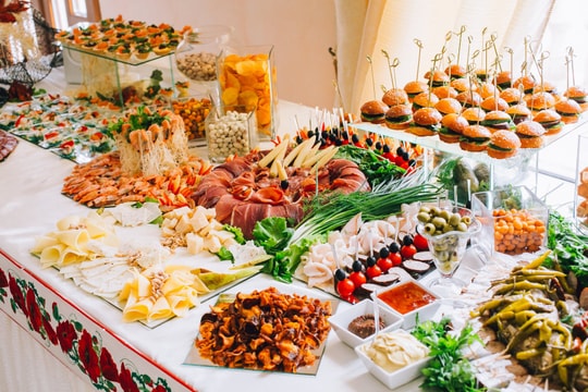 Người dân thành phố sầm uất bậc nhất nước Mỹ xếp hàng dài đi ăn buffet: Gần 2 triệu đồng/ suất, đợi 2 tiếng vẫn đắt khách vì thỏa mãn 1 nhu cầu giữa thời lạm phát