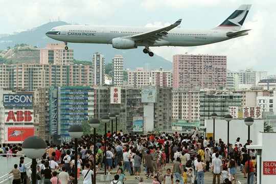 Độc lạ Hồng Kông: Sân bay khó hạ cánh bậc nhất thế giới, máy bay 'lướt’ giữa hai tòa nhà là chuyện bình thường