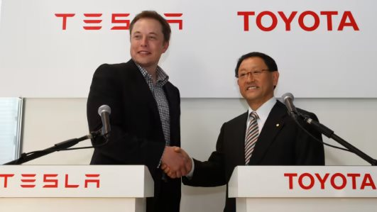 Chuyện ngược đời: Toyota từ vị thế đàn anh, lão làng trong ngành ô tô phải ‘cắp sách’ học Tesla cách sản xuất, thừa nhận ‘đó là một cú sốc’