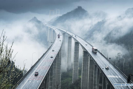 Dùng tên lửa để... xây cầu, Trung Quốc khiến thế giới ngỡ ngàng với công trình "đi trên mây" độc đáo
