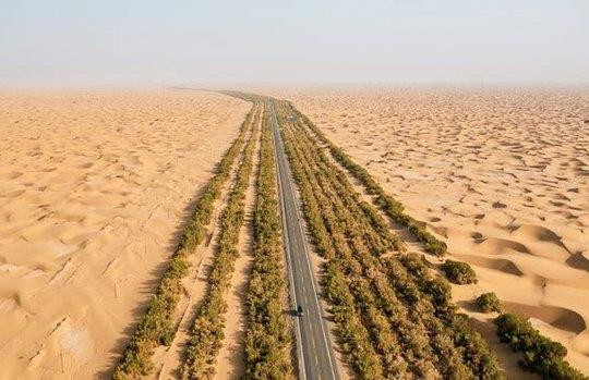 Bí ẩn đằng sau công trình cao tốc xuyên sa mạc dài nhất thế giới, dọc theo khu vực cực giàu tài nguyên dầu khí của Trung Quốc