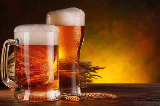 Nắng nóng nhưng sản lượng tiêu thụ bia lại giảm, hai doanh nghiệp bia địa phương cùng báo lãi "đi lùi" trong quý 2
