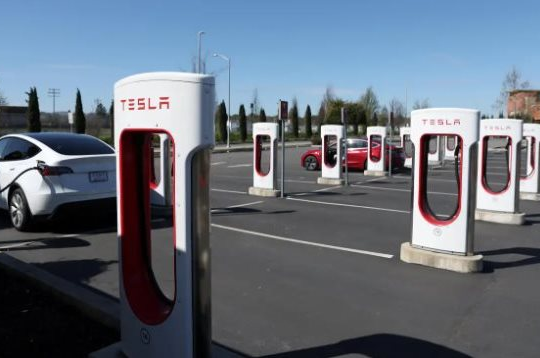 Vừa thoát ế ẩm do mạnh tay giảm giá xe điện, Tesla lại đối mặt với mối nguy mới từ chính việc giảm giá xe
