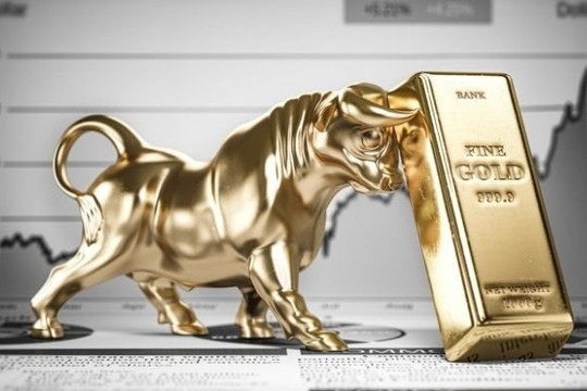 Thị trường vàng tuần qua: giá chạm đỉnh 1 tháng, các NHTW ráo riết mang vàng ‘về nhà’
