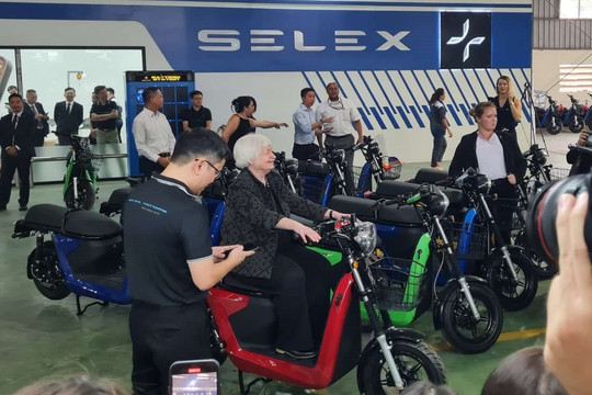 Bộ trưởng Tài chính Mỹ Janet Yellen ngồi thử xe máy điện do startup Việt sản xuất