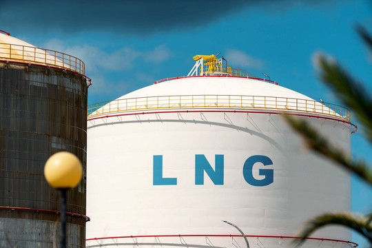 Lo sợ 1 điều, các quốc gia châu Á đua xây cảng, làm bể chứa để tích trữ LNG