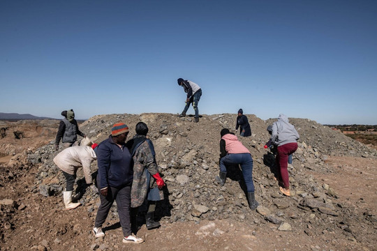 Vùng đất nghèo ở Nam Phi sở hữu mỏ khoáng sản quý hơn vàng: Đến mồ mả còn bị đào xới để khai quật, Mỹ, Trung Quốc thi nhau săn đón