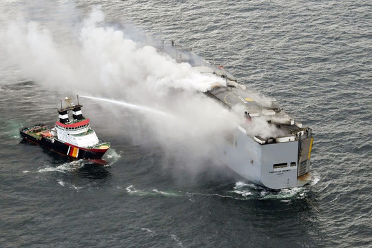 Tàu chở 3.000 ô tô đang bốc cháy ở ven biển Hà Lan 