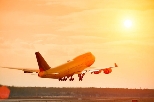 Nóng chảy máy bay, nứt đường băng: Cơn bĩ cực của ngành hàng không mùa du lịch hè