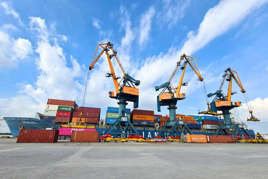 Lợi nhuận “bốc hơi” 72% so với đỉnh, doanh nghiệp có đội tàu container lớn nhất Việt Nam trở lại mặt đất sau “sóng thần” ngành vận tải biển