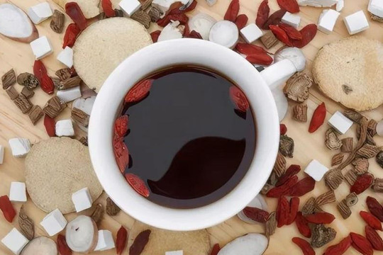 Hết trà sữa thuốc bắc, Gen Z xứ Trung lại phát cuồng với cà phê thuốc bắc, sản phẩm độc lạ giúp các cửa hiệu Đông y tái sinh 