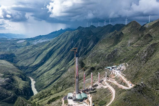Trung Quốc sắp hoàn thiện cầu xuyên núi cao nhất thế giới: Nằm lơ lửng trên mây ở độ cao hơn 600 m, bắc ngang 2 vách núi cheo leo cực kỳ nguy hiểm