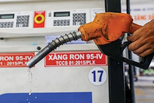 Giá xăng dầu tiếp tục tăng, dầu diesel tăng 1.800 đồng/lít