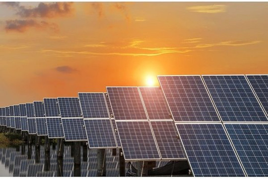 Độc lạ trang trại điện mặt trời nằm ngay trên bãi rác: Không sợ ‘bốc mùi’, rộng hơn 28 sân bóng đá, sản xuất đủ điện cho gần 20.000 hộ ở thành phố lớn