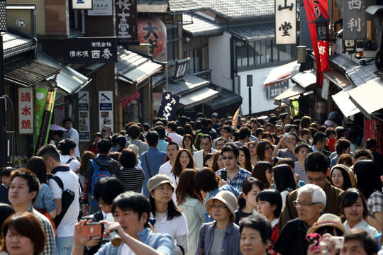 ‘Nóng’ trở lại sau một bộ phim của Netflix, các Sumo đang trở thành thỏi nam châm hút khách du lịch tới Nhật Bản