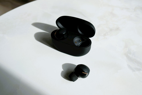 Đánh giá tai nghe không dây Sony WF-1000XM5: Nhỏ hơn, đeo thoải mái hơn nhưng có đáng để nâng cấp?