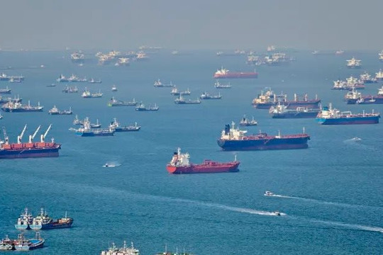 Đúng mùa cao điểm, tàu vận chuyển container lại đang 'đứng chơi' đầy bên ngoài các cảng châu Á - chuyện gì đang xảy ra?