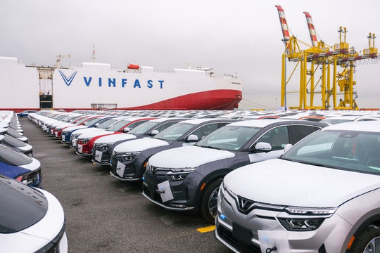 Bloomberg lý giải hành trình của VinFast: Từ 1 hãng xe điện nhỏ bé tới vốn hóa lớn hơn Ford và GM cộng lại