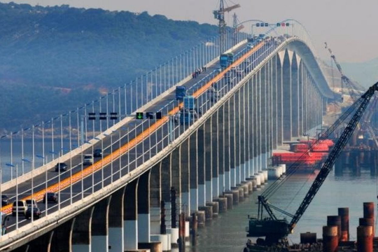 Trung Quốc xây cầu dài 5km trong 43 giờ, Giáo sư Harvard thốt lên “thật khủng khiếp”