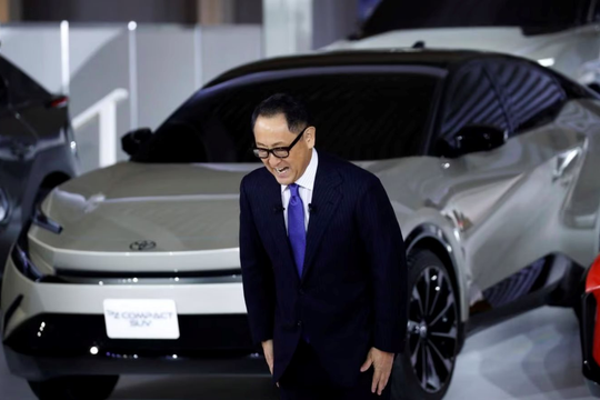 Toyota - Từ ‘hạt nhân ngành ô tô’ đến cái cúi đầu chịu thua vì xe điện: Khách hàng trung thành rời đi, phải 'cắp sách' học Tesla, BYD