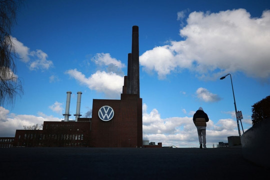Volkswagen - Biểu tượng ô tô nước Đức bị dồn vào đường cùng: Dùng 33,6 tỷ euro hết sức chống trả Tesla, hy vọng lấy lại hào quang ở Trung Quốc