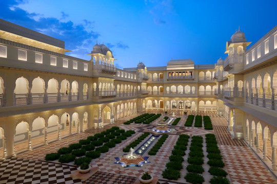 Tỷ phú Ấn Độ xây khách sạn đẹp như hoàng cung 