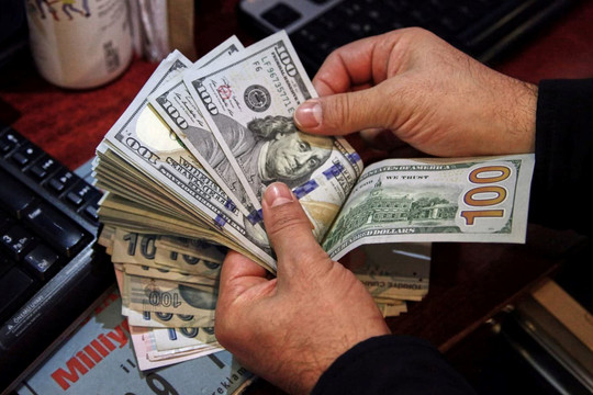 Đồng USD giảm sâu nhất 2 tháng sau khi đồng tệ và đồng yên tăng giá