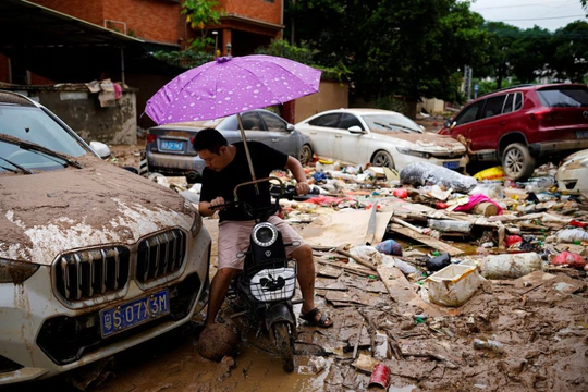 Mưa lũ khiến ô tô bị dồn đống như xe đồ chơi, miền nam Trung Quốc ngập lụt nặng