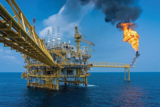 Giá dầu lên cao nhất từ đầu năm, cổ phiếu dầu khí đồng loạt "nổi sóng"
