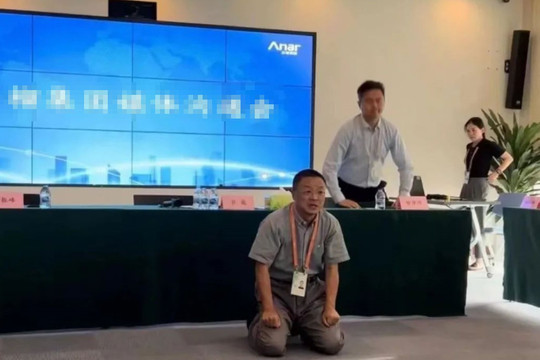 Đấu đá nội bộ khiến chủ tịch tập đoàn bất động sản ở Trung Quốc phải quỳ khóc cầu cứu