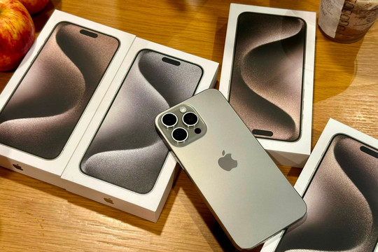 iPhone 15 Pro Max đầu tiên về Việt Nam, bị hét giá lên 70 triệu đồng