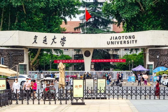 Loại tiếng Anh khỏi điều kiện xét tốt nghiệp, một trường đại học Trung Quốc khiến cõi mạng dậy sóng: Sẽ đến lượt người nước ngoài học tiếng Trung?