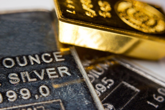 Đồng USD tăng đẩy giá kim loại quý "xuống dốc"
