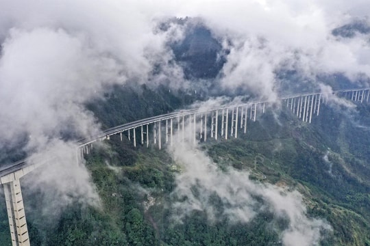 “Thiên lộ trên mây” tốn hơn 80.000 tỷ đồng ở Trung Quốc: Dài 240km, mất 5 năm để xây dựng, tựa rồng uốn lượn qua núi