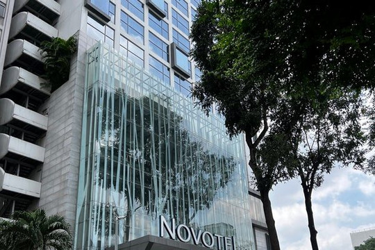 Chủ khách sạn Novotel Saigon Centre báo lỗ 369 tỷ đồng, vốn chủ sở hữu âm gần nghìn tỷ đồng
